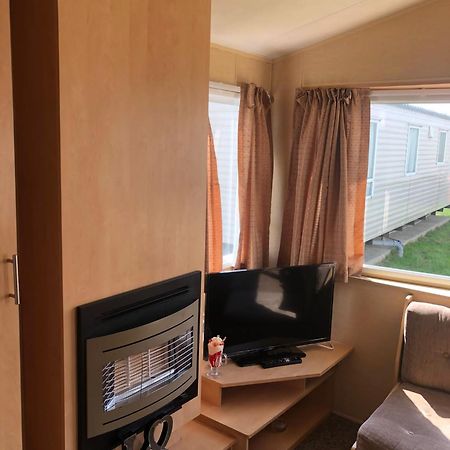 Adorable 2 Bedroom Caravan In Клактън он Сий Екстериор снимка