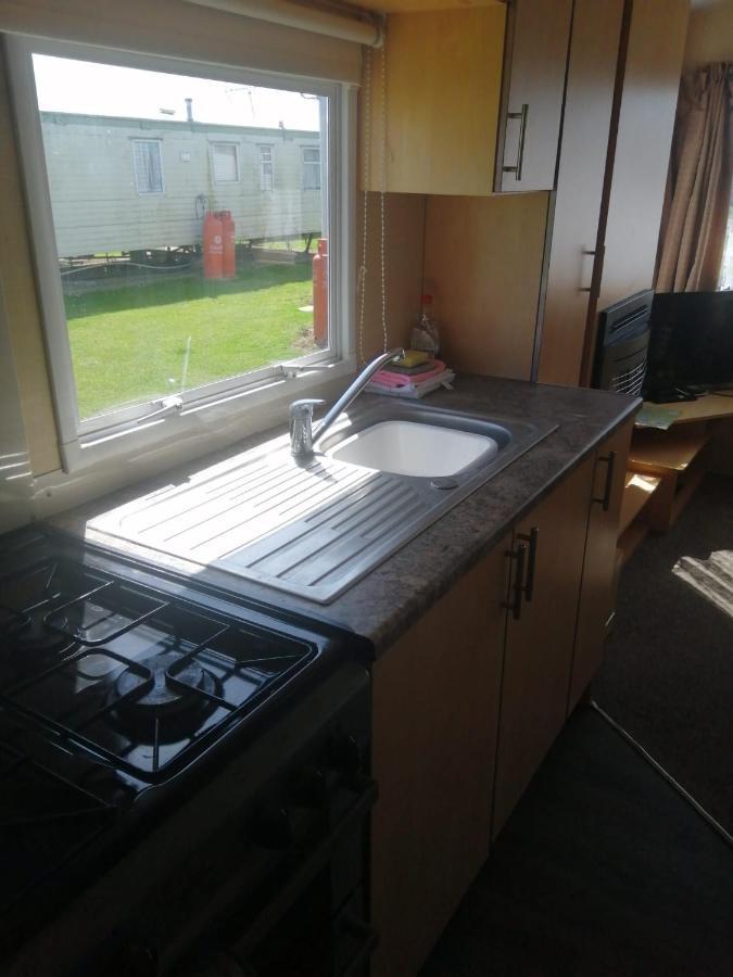 Adorable 2 Bedroom Caravan In Клактън он Сий Екстериор снимка