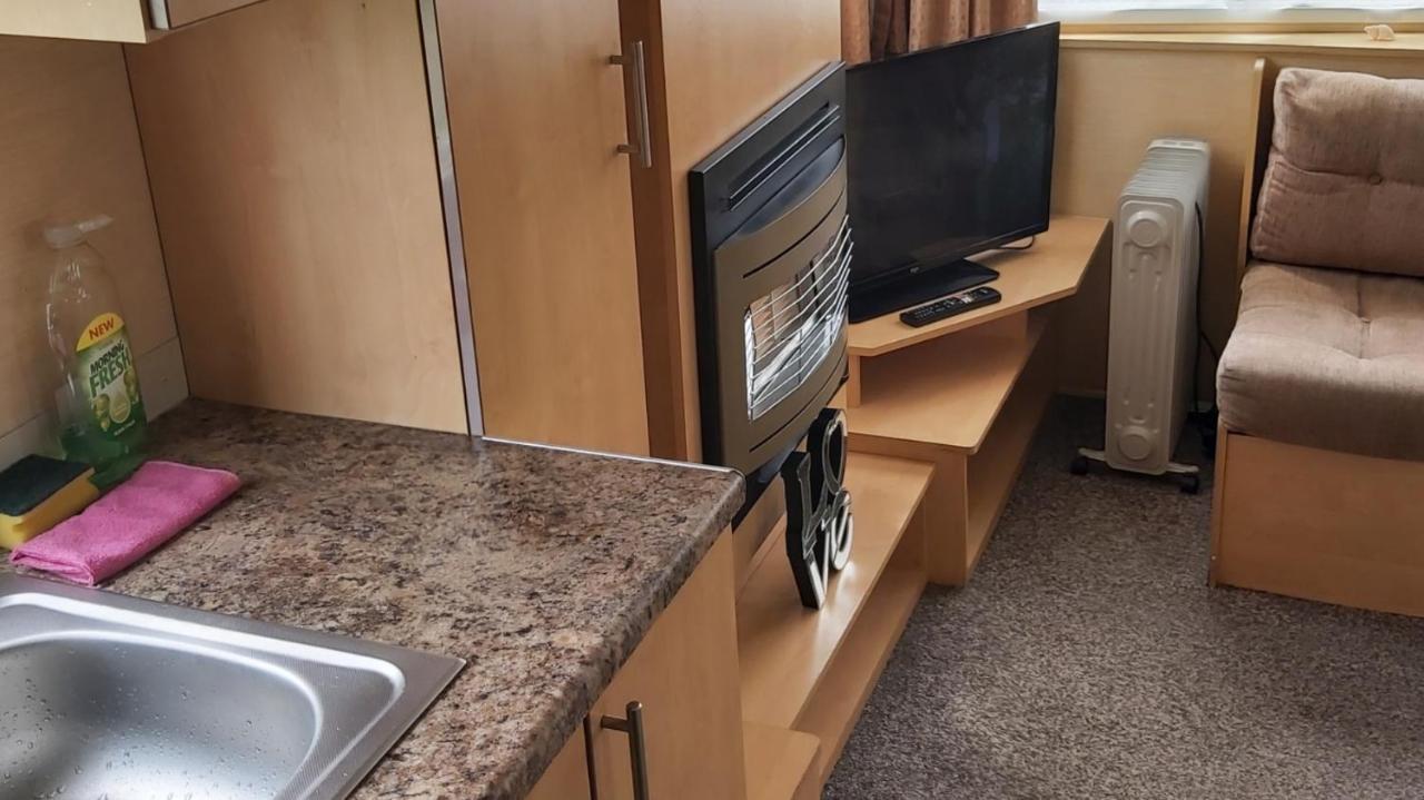 Adorable 2 Bedroom Caravan In Клактън он Сий Екстериор снимка