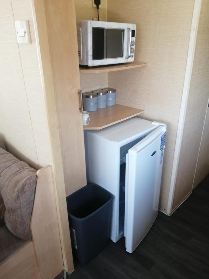 Adorable 2 Bedroom Caravan In Клактън он Сий Екстериор снимка