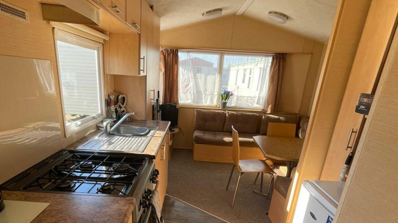 Adorable 2 Bedroom Caravan In Клактън он Сий Екстериор снимка