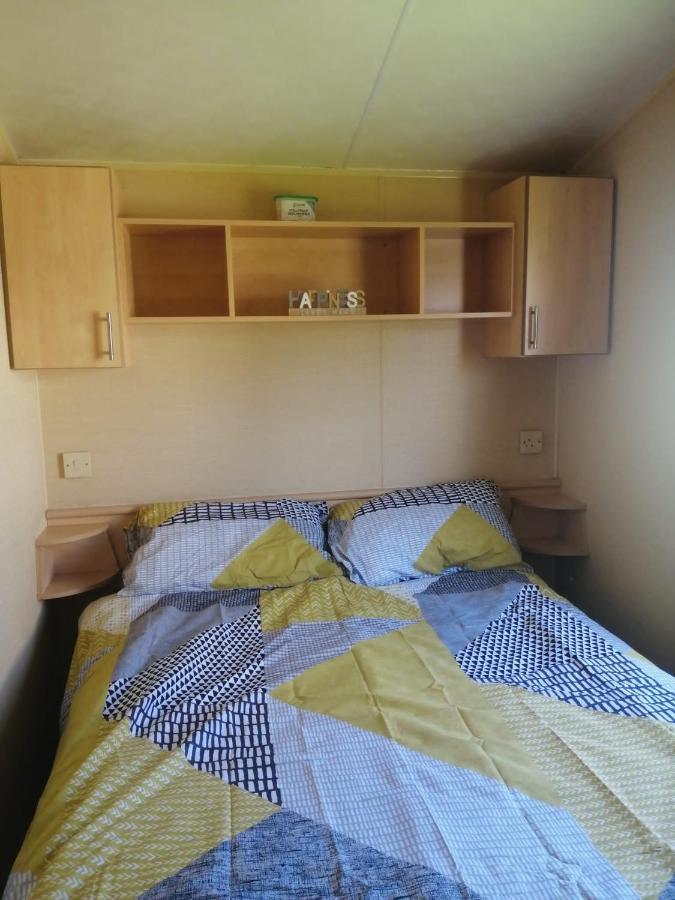 Adorable 2 Bedroom Caravan In Клактън он Сий Екстериор снимка