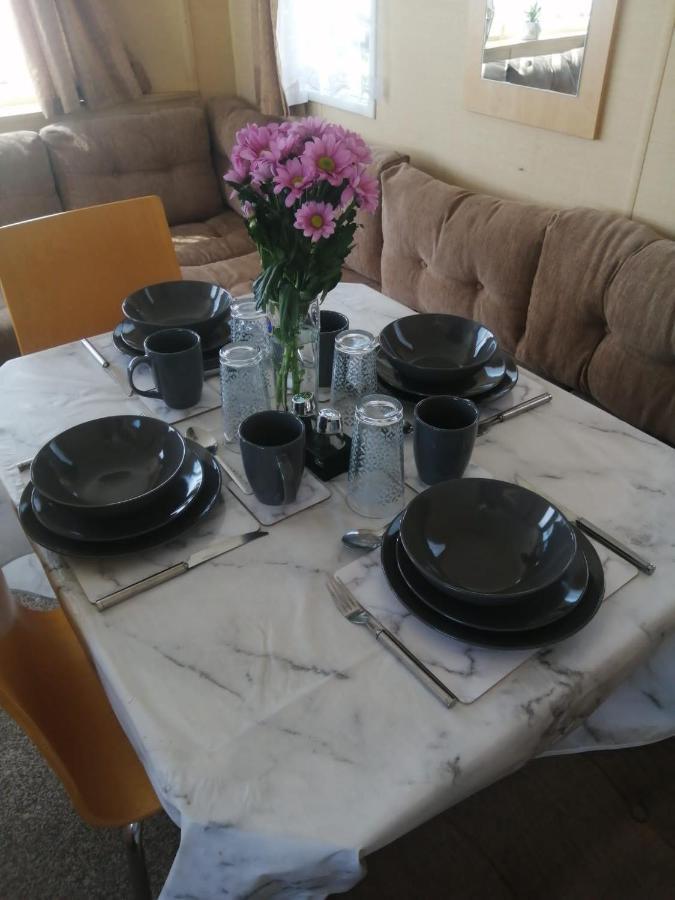 Adorable 2 Bedroom Caravan In Клактън он Сий Екстериор снимка