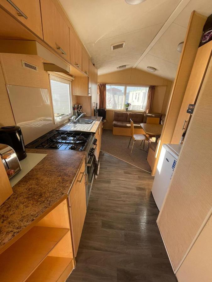 Adorable 2 Bedroom Caravan In Клактън он Сий Екстериор снимка