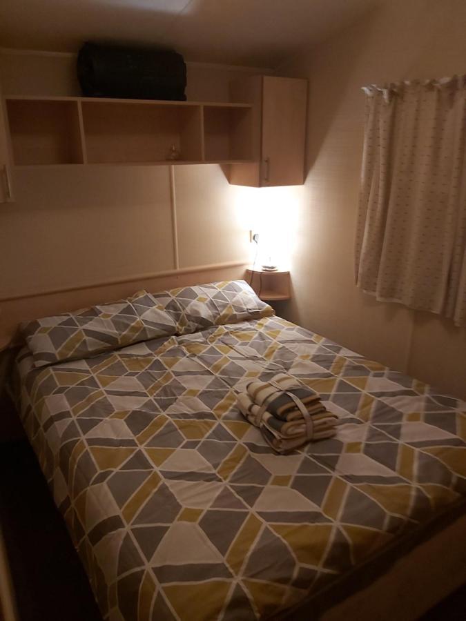 Adorable 2 Bedroom Caravan In Клактън он Сий Екстериор снимка