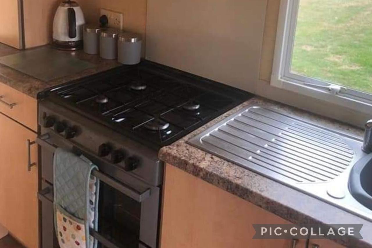 Adorable 2 Bedroom Caravan In Клактън он Сий Екстериор снимка