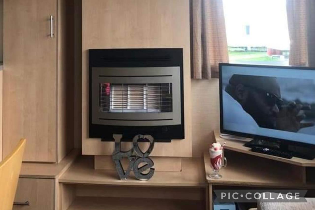 Adorable 2 Bedroom Caravan In Клактън он Сий Екстериор снимка