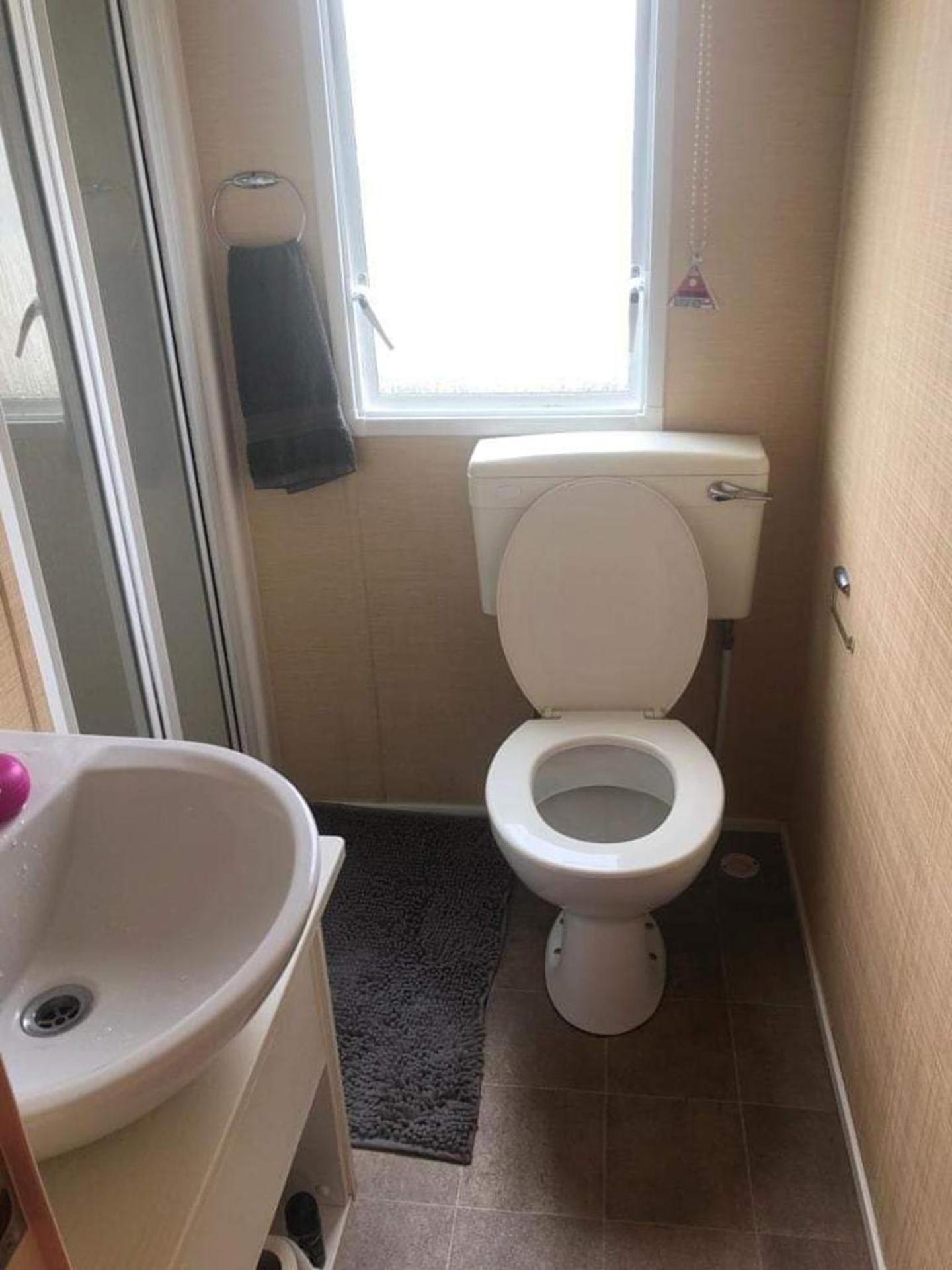 Adorable 2 Bedroom Caravan In Клактън он Сий Екстериор снимка