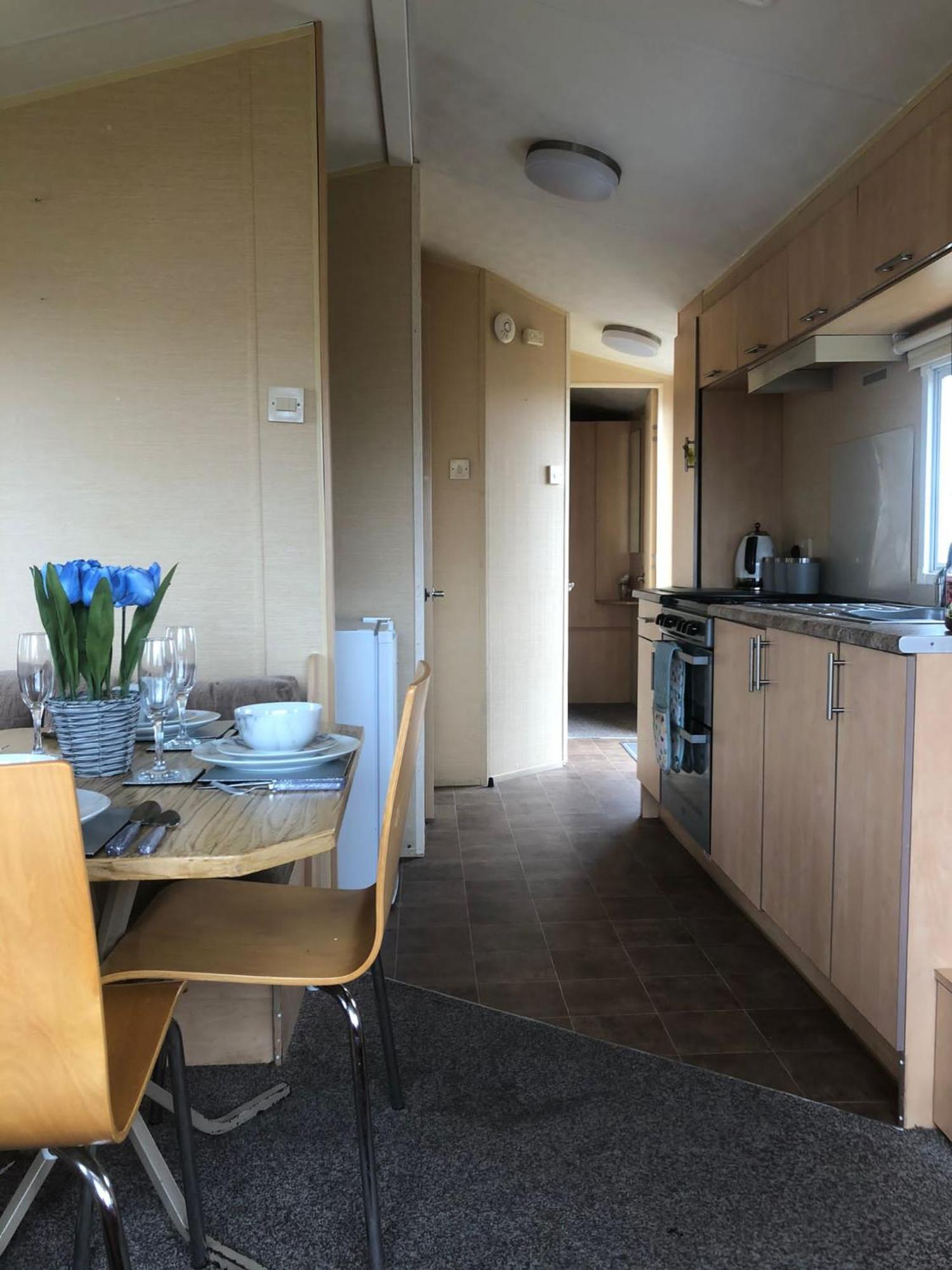 Adorable 2 Bedroom Caravan In Клактън он Сий Екстериор снимка