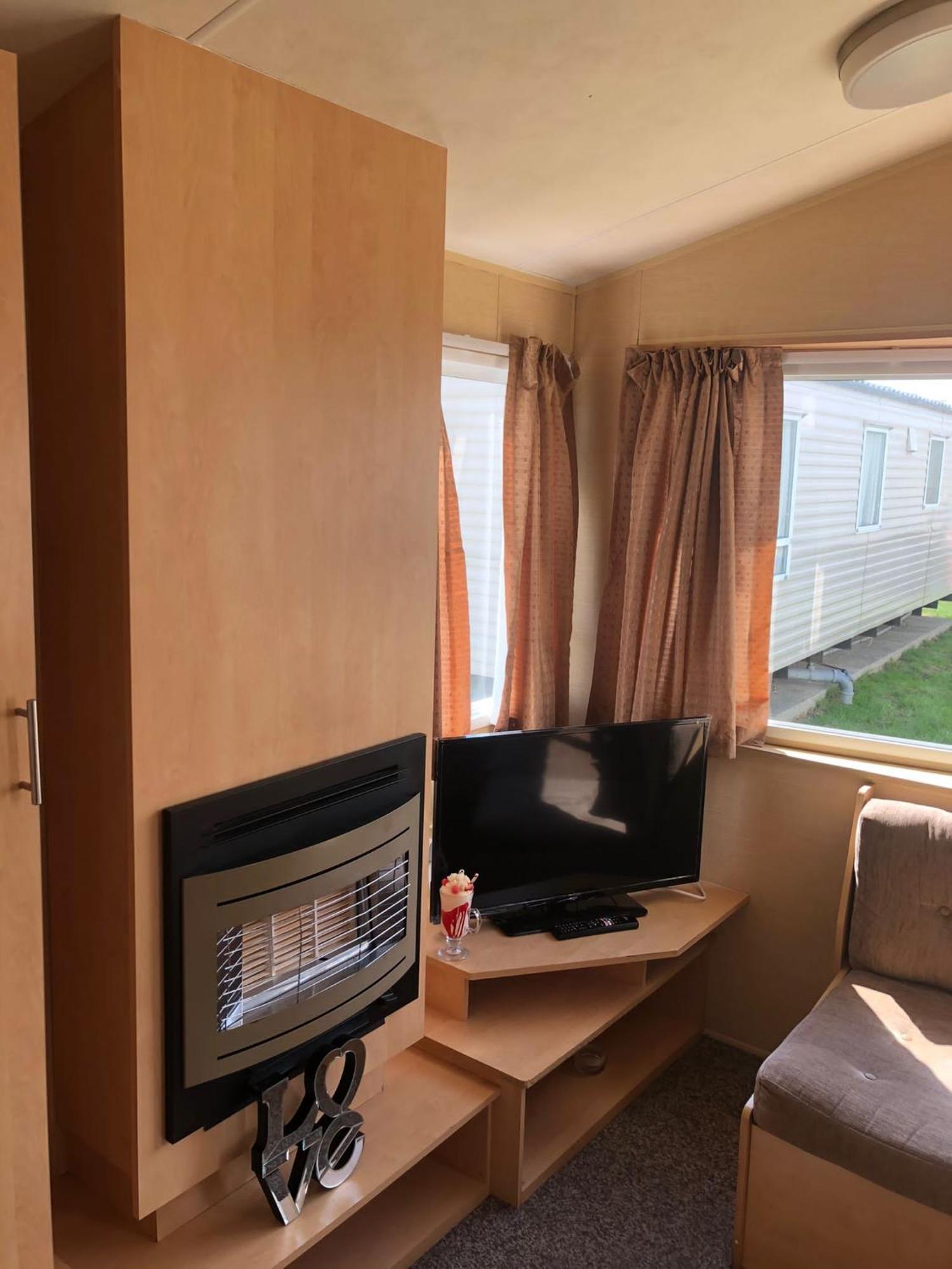 Adorable 2 Bedroom Caravan In Клактън он Сий Екстериор снимка