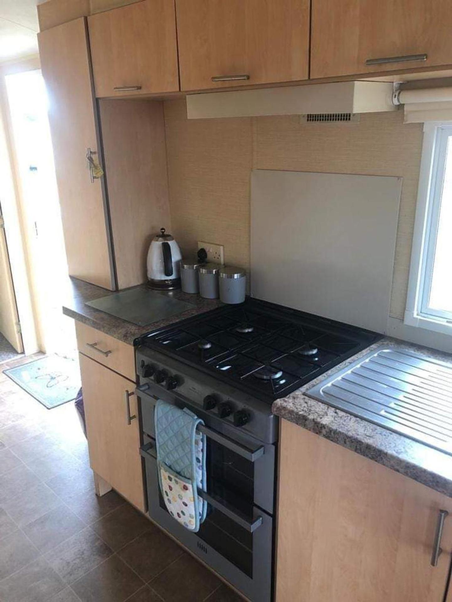 Adorable 2 Bedroom Caravan In Клактън он Сий Екстериор снимка